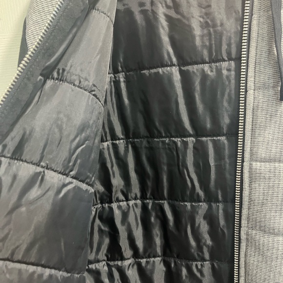 Like New Men's Black and Gray Hooded Zipper Guess Size Large . - Picture 5 of 14